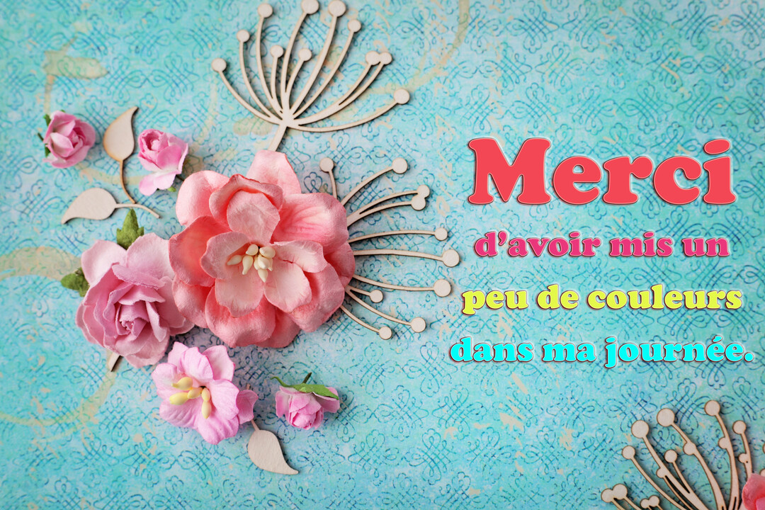 Une composition de style scrapbooking présente des fleurs en papier roses sur un fond texturé turquoise, avec une inscription de remerciement colorée.