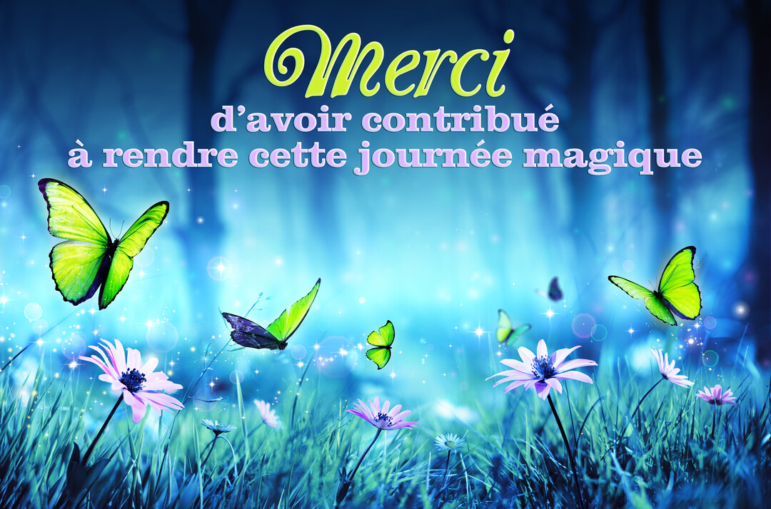 Une scène nocturne féérique montre des papillons vert fluorescent et des fleurs volant et brillant dans une clairière au milieu d'une forêt bleue.