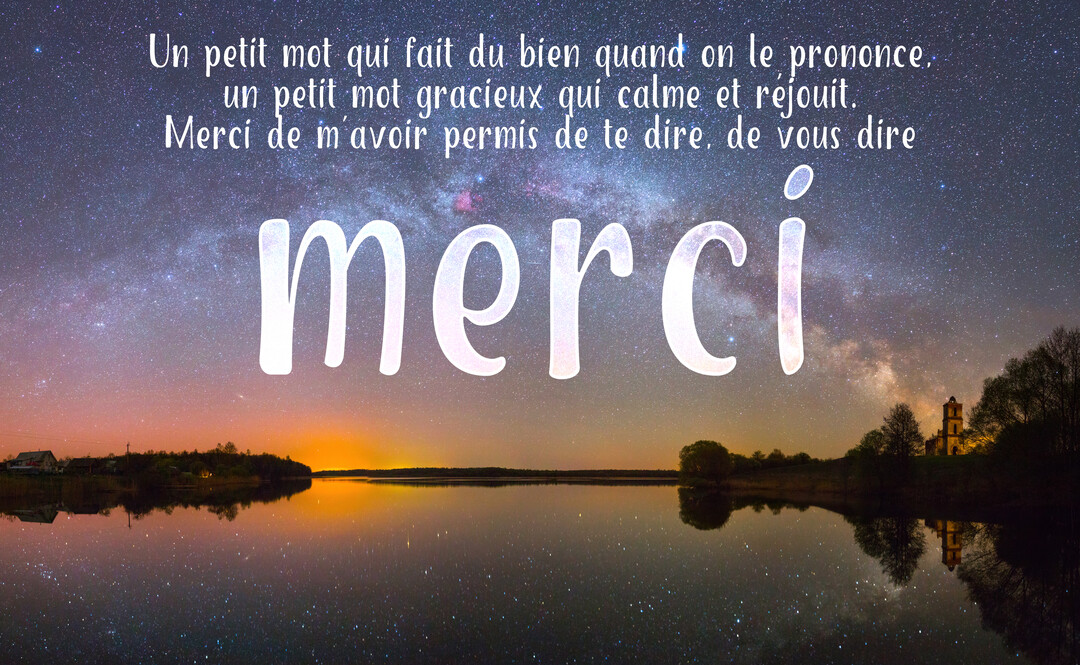 Un ciel nocturne rempli d'étoiles et de la voie lactée se reflète dans un lac calme, avec le mot 'merci' superposé.
