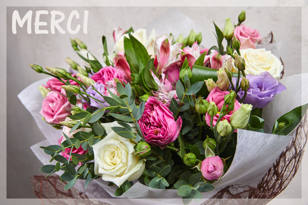 Un gros plan sur un bouquet de fleurs fraîches, roses, blanches et violettes, avec le mot 'Merci' écrit en blanc en haut à gauche.