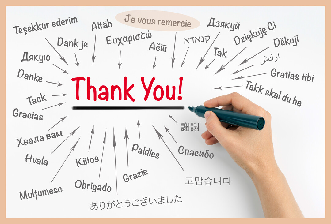 Sur un fond blanc, l'expression 'Thank You' est écrite en rouge au centre, entourée de ses traductions dans de multiples langues mondiales.