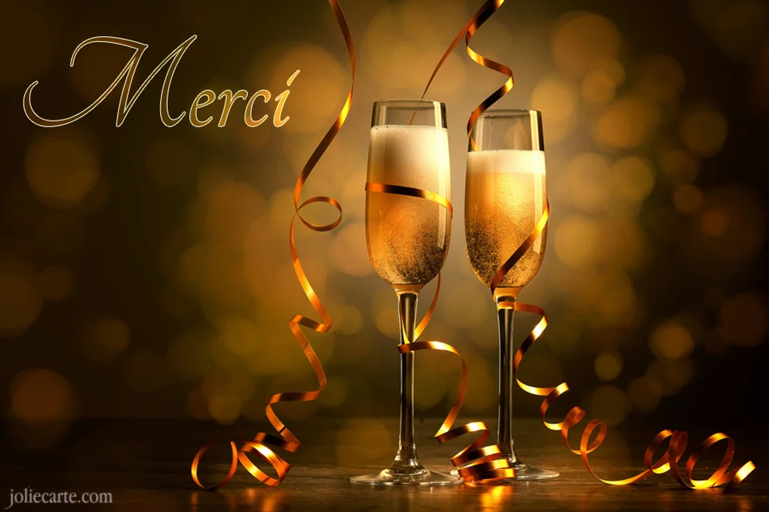 Deux flûtes de champagne pétillant sont posées sur une table, entourées de serpentins dorés, avec un fond lumineux et flou.