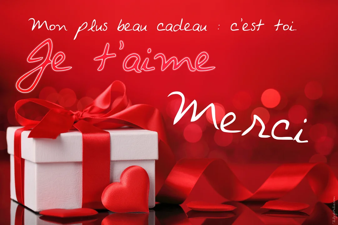 Une boîte cadeau blanche avec un ruban rouge satiné et un cœur sont posés sur une surface réfléchissante, devant un fond rouge bokeh.