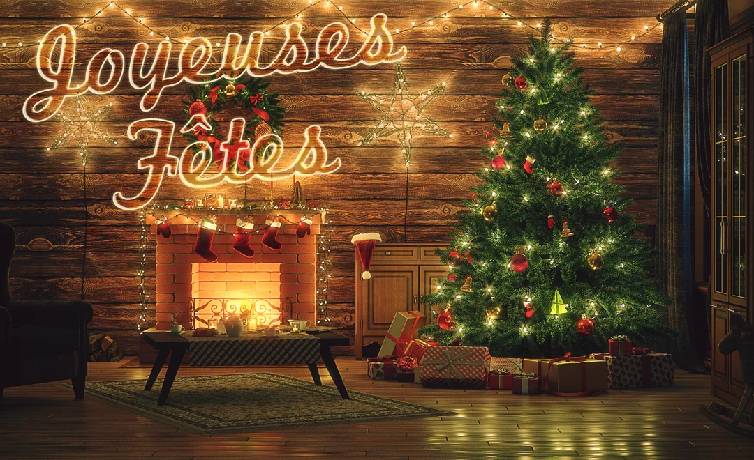 Un salon de chalet en bois est décoré pour Noël avec un sapin illuminé, une cheminée allumée et des guirlandes lumineuses.