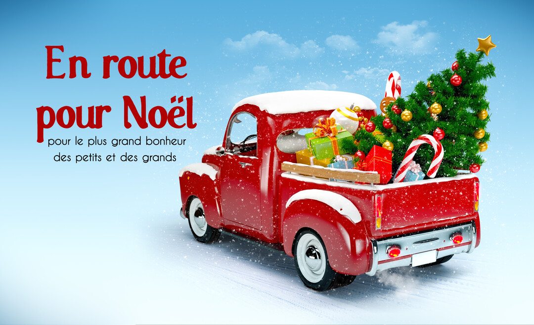 Vue de trois-quarts arrière d'un camion pick-up rouge vintage sous la neige, transportant un sapin de Noël et des cadeaux colorés.