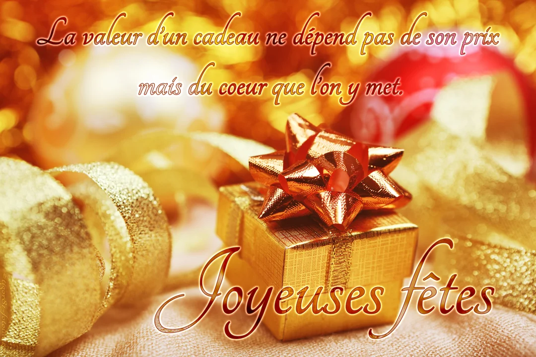 Un petit paquet cadeau doré avec un nœud scintillant, posé parmi des rubans et des décorations de Noël sur un fond lumineux et flou.