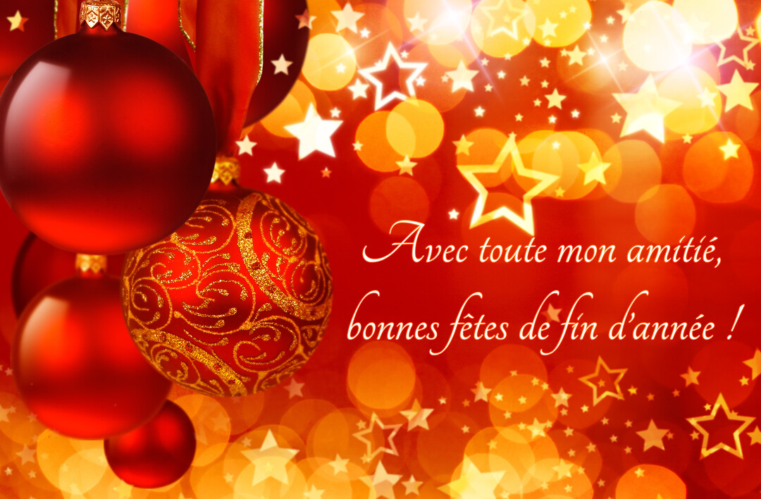 Une composition festive de boules de Noël rouges, dont une avec des motifs dorés, sur un fond rouge lumineux parsemé d'étoiles et de bokeh.