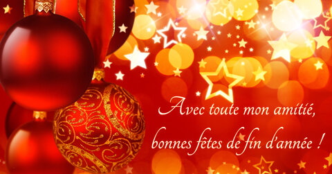 Carte bonnes fêtes de fin d'année avec boules de Noël rouges et dorées sur fond rouge chaleureux avec étoiles