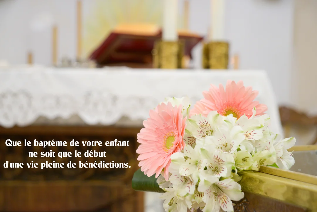 Un bouquet de gerberas roses et d'alstroemerias blancs au premier plan, devant un autel d'église blanc avec des chandeliers dorés en arrière-plan.