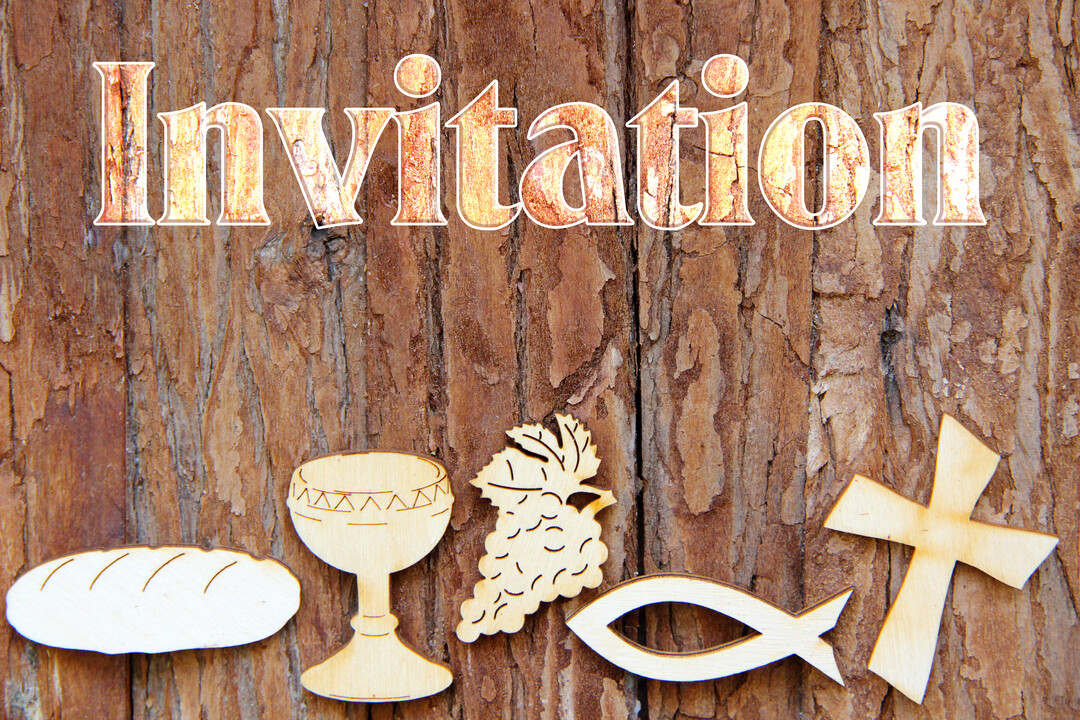Sur un fond d'écorce de bois, le mot 'Invitation' est écrit en haut, au-dessus de symboles chrétiens en bois clair découpé.
