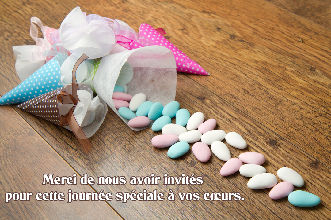 Une composition de dragées pastel colorées et de cornets à pois posés sur une surface en bois, évoquant une célébration festive et traditionnelle.