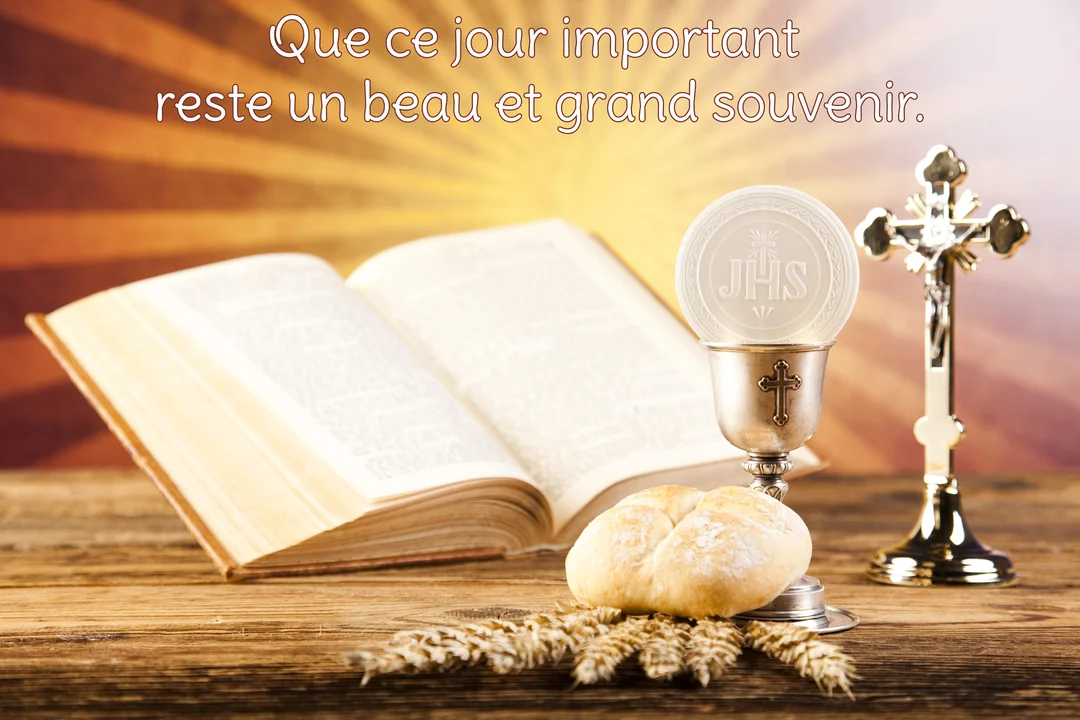 Une composition religieuse sur une table en bois : Bible ouverte, calice, hostie, pain, épis de blé et crucifix, baignée d'une lumière dorée.