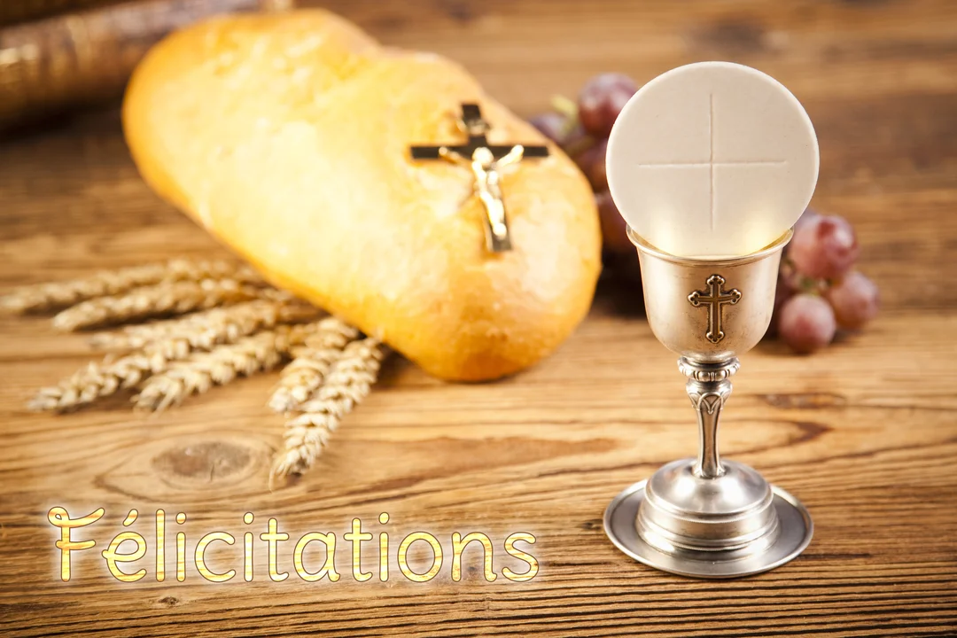 Une composition religieuse présentant un calice en argent avec une hostie, un pain orné d'un crucifix, des raisins et des épis de blé.