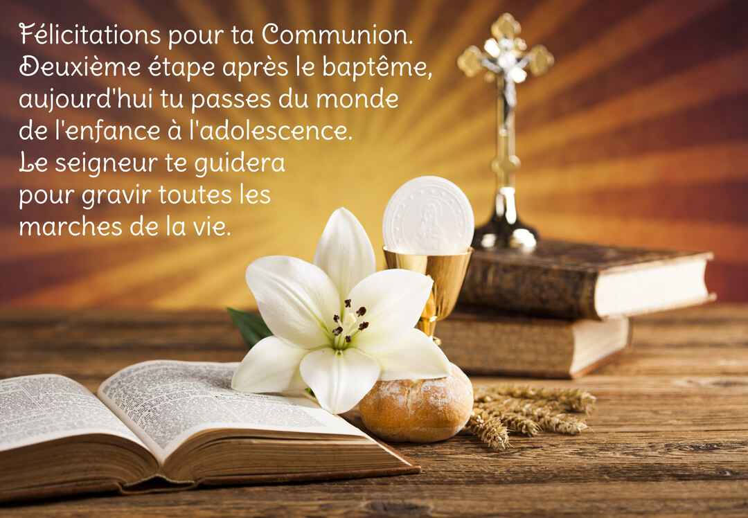 Une composition religieuse avec une bible ouverte, un lys, un calice, une hostie et un crucifix sur une table en bois.