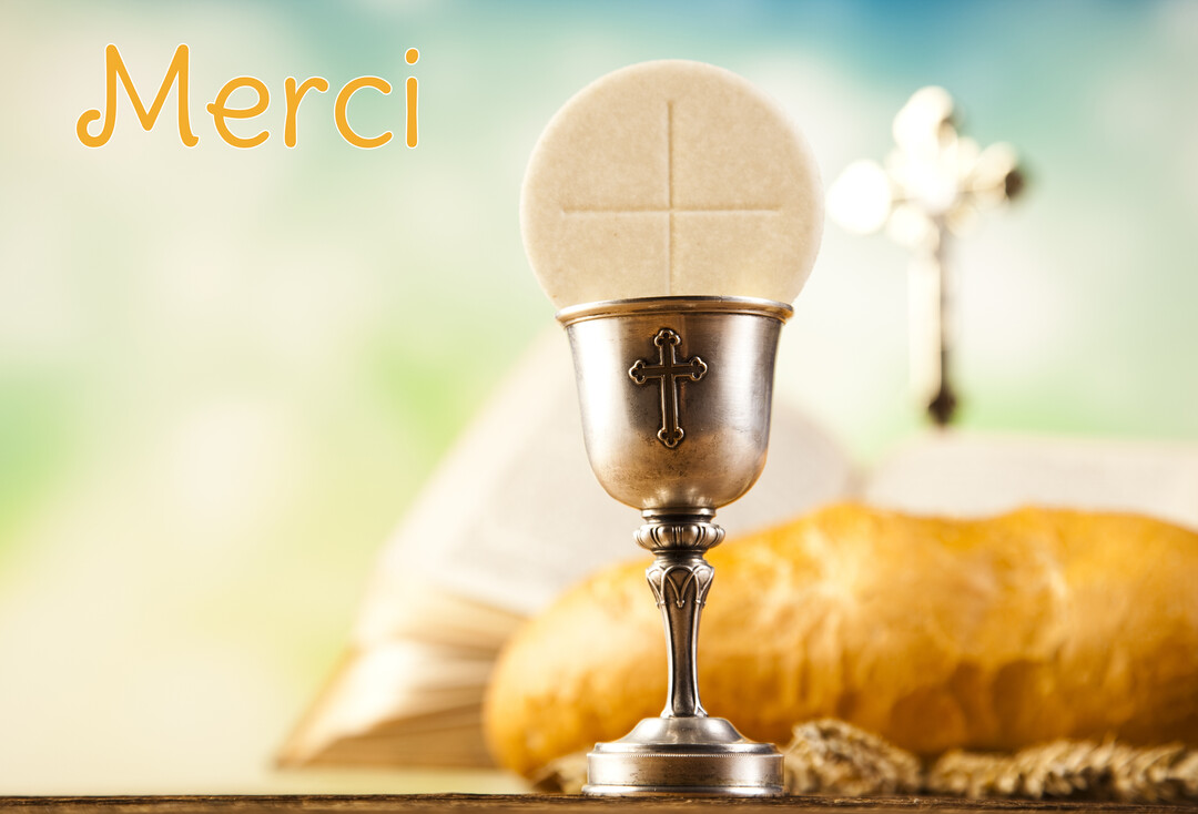 Une composition photographique religieuse montre un calice en argent avec une hostie, à côté de pain et d'une croix en arrière-plan.