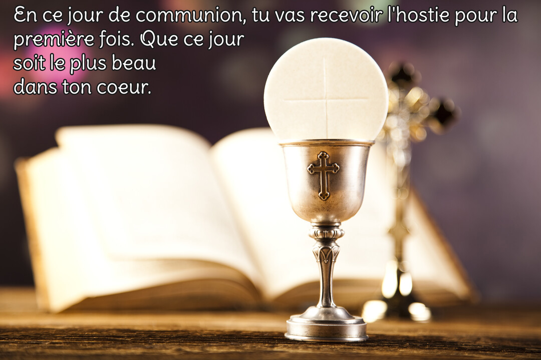 Une composition religieuse présentant un calice en argent avec une hostie, posé devant une bible ouverte et une croix dorée sur une table.