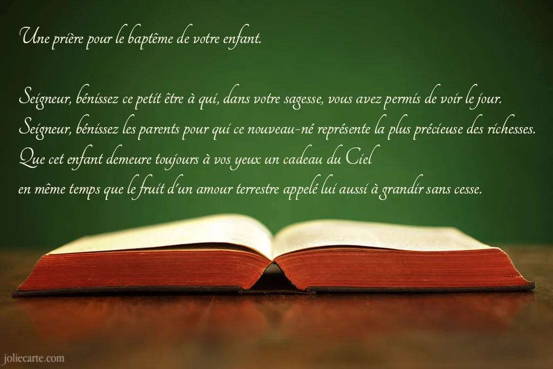 Un livre ancien ouvert, aux pages rouges, posé sur une table, avec un texte de prière pour un baptême sur fond vert foncé.