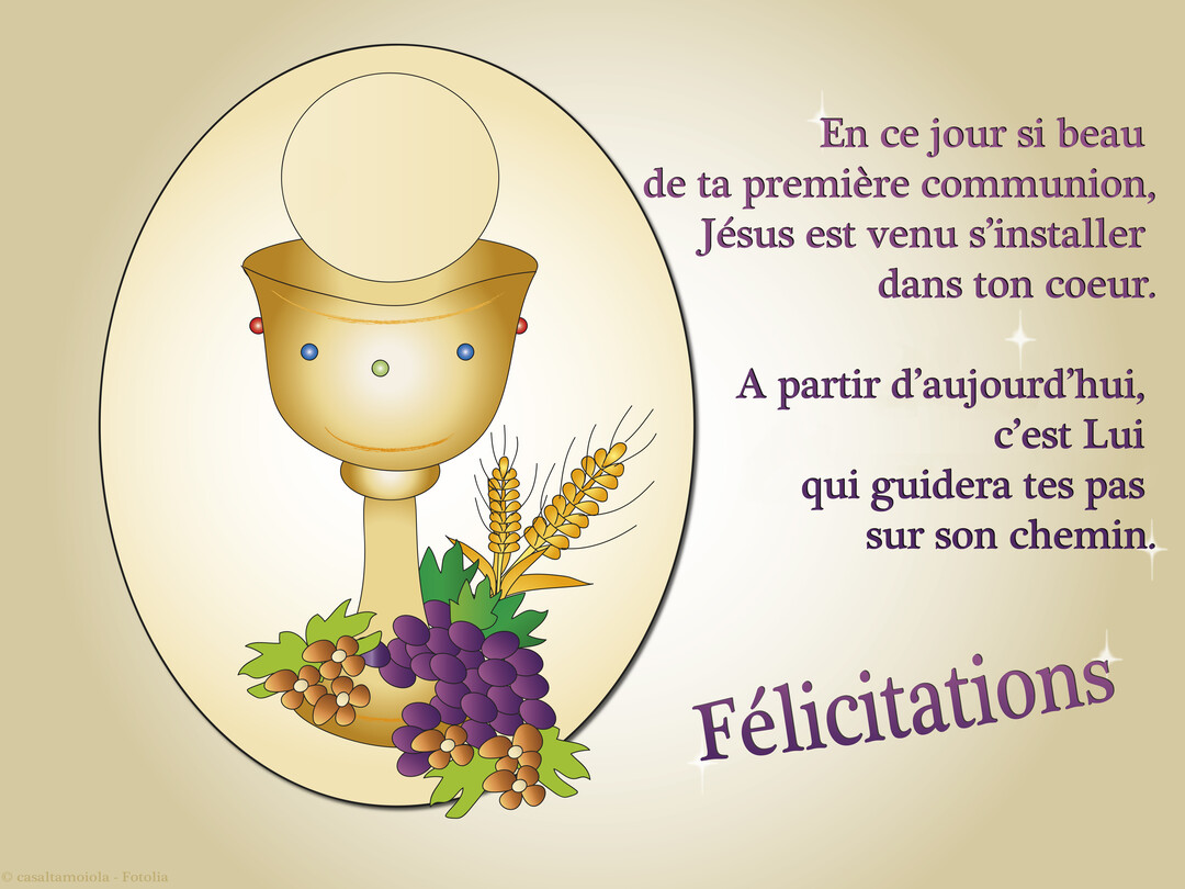 Une carte de communion avec un calice doré au visage souriant, une hostie, des épis de blé et des grappes de raisin sur fond beige.