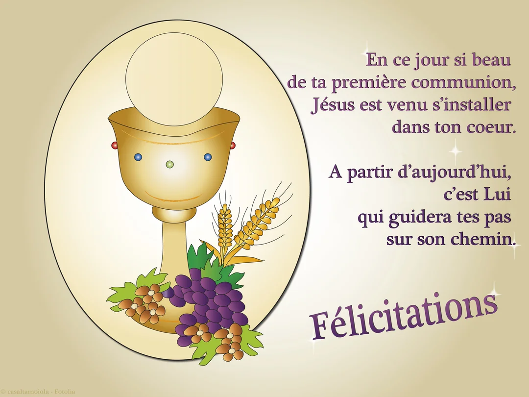 Une carte de communion avec un calice doré au visage souriant, une hostie, des épis de blé et des grappes de raisin sur fond beige.