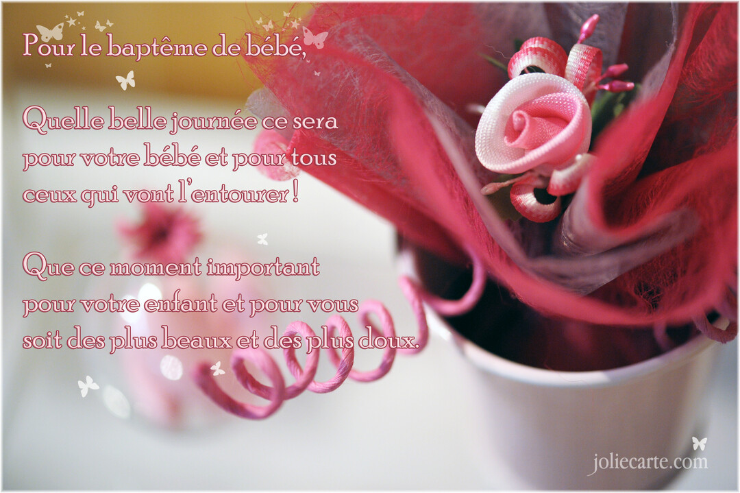 Gros plan sur une composition florale en ruban rose et blanc, avec un texte de vœux pour un baptême sur un fond clair et doux.