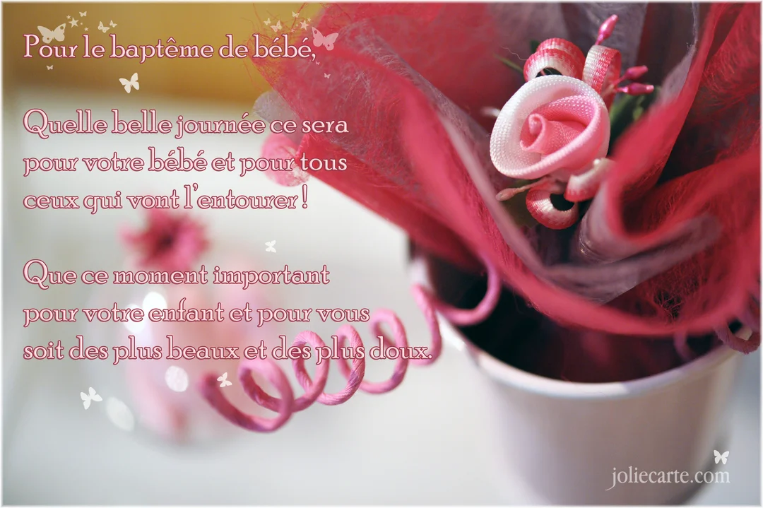 Gros plan sur une composition florale en ruban rose et blanc, avec un texte de vœux pour un baptême sur un fond clair et doux.