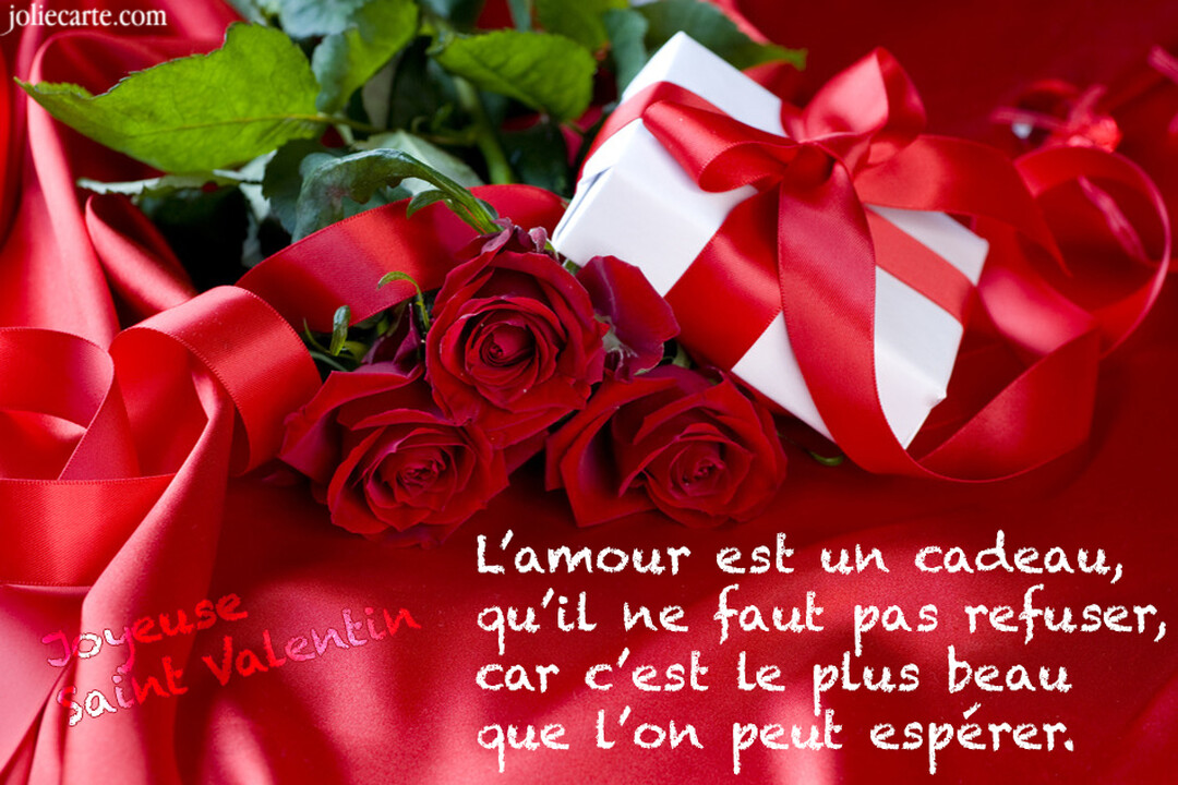 Une composition romantique présentant un bouquet de trois roses rouges et un paquet cadeau blanc avec un ruban, le tout posé sur un drapé de satin rouge.