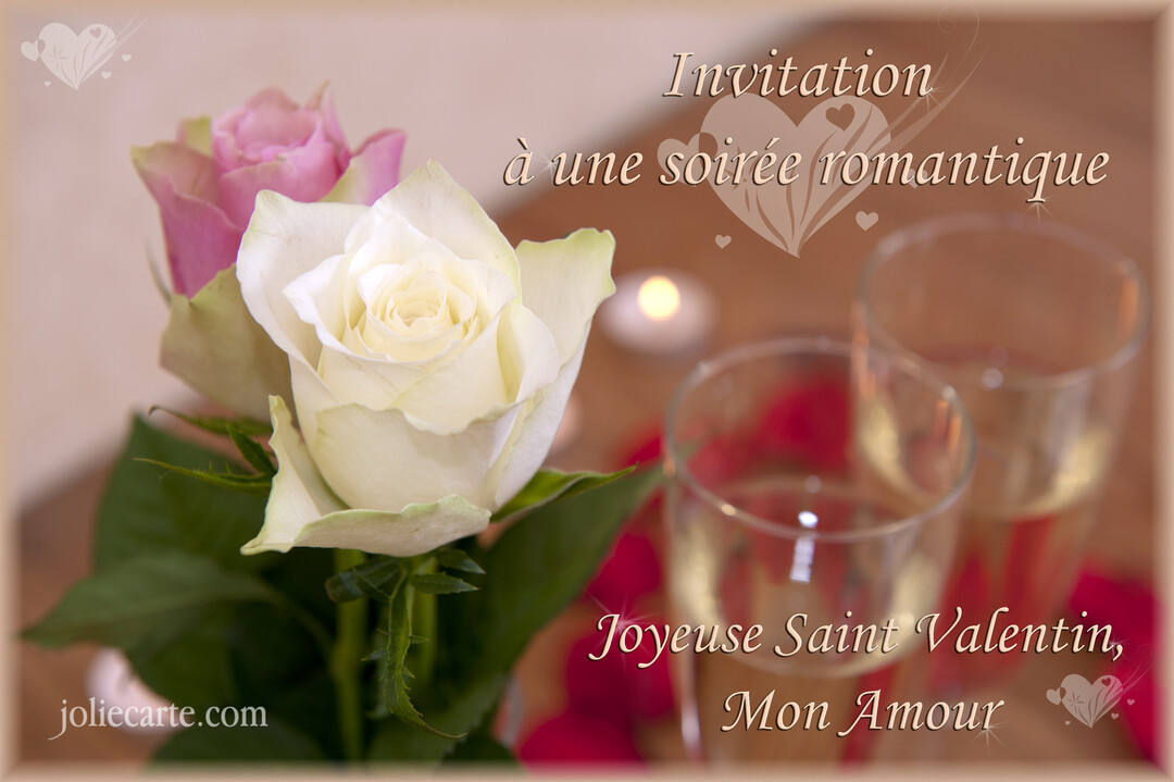 Gros plan sur un bouquet de roses et deux verres de champagne, avec une bougie en arrière-plan créant une ambiance intime et romantique.