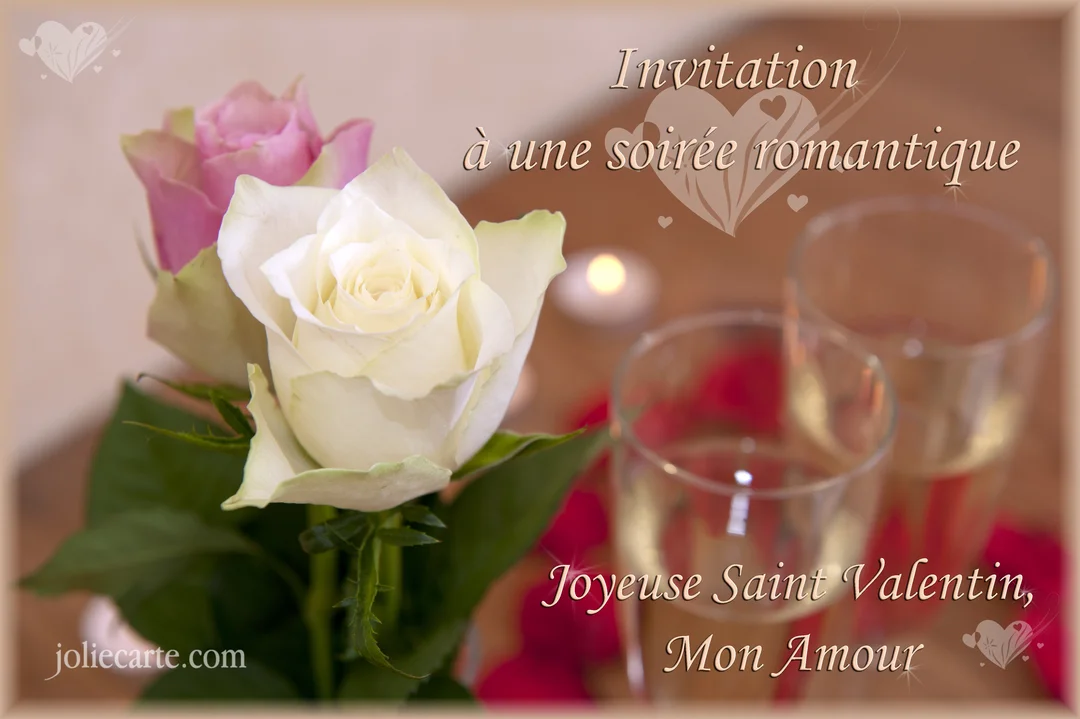 Gros plan sur un bouquet de roses et deux verres de champagne, avec une bougie en arrière-plan créant une ambiance intime et romantique.