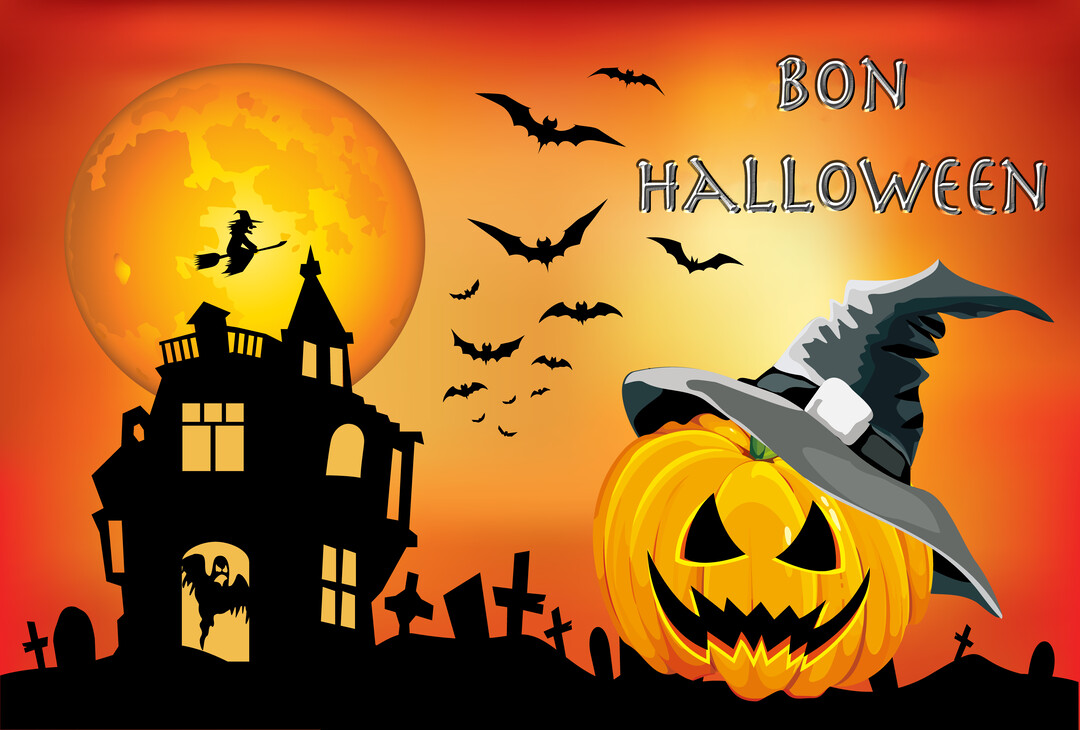 Scène nocturne d'Halloween avec une citrouille souriante, un manoir hanté, une sorcière volant devant la pleine lune et une nuée de chauves-souris.