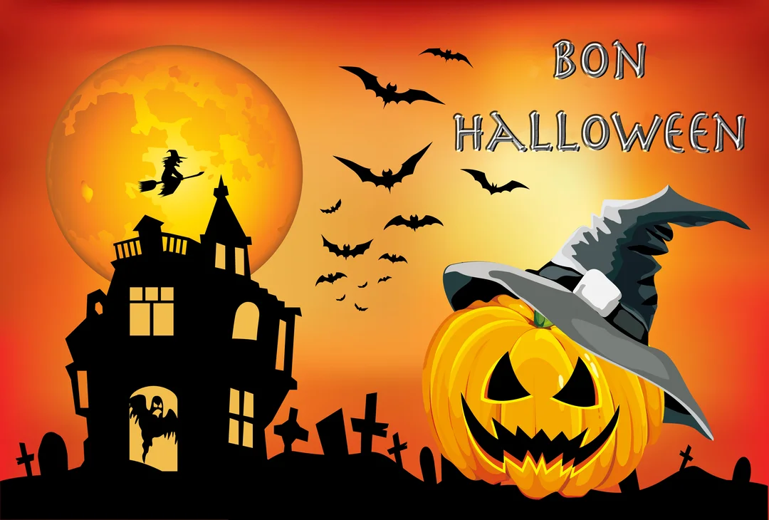 Scène nocturne d'Halloween avec une citrouille souriante, un manoir hanté, une sorcière volant devant la pleine lune et une nuée de chauves-souris.