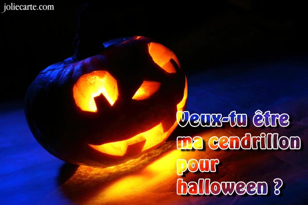 Une citrouille d'Halloween sculptée et éclairée de l'intérieur, posée dans l'obscurité, avec un texte d'invitation romantique et coloré.