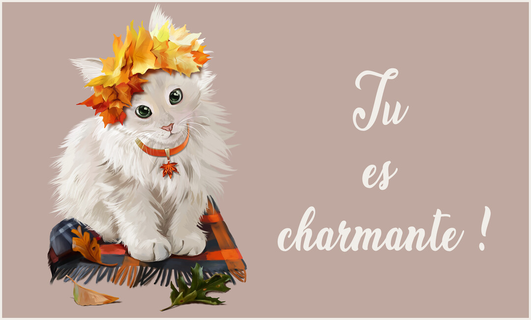 Un chaton blanc duveteux aux yeux verts, assis sur un plaid à carreaux, porte une couronne de feuilles d'automne et un collier assorti.