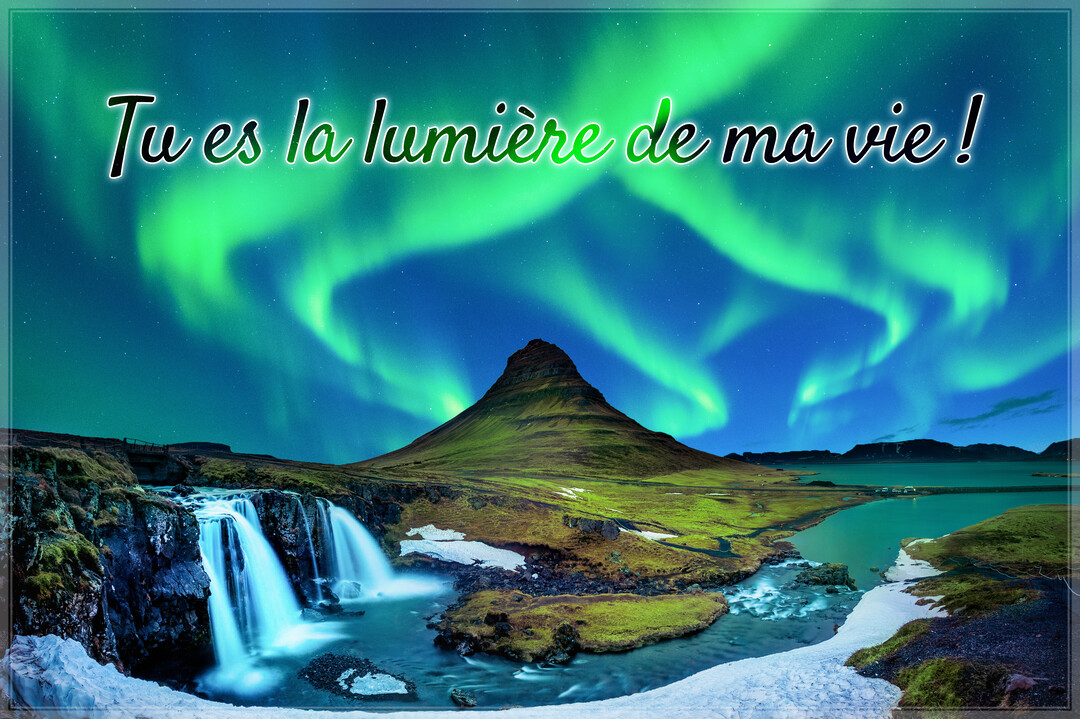 Un paysage nocturne grandiose est illuminé par une aurore boréale verte au-dessus d'une montagne, avec une cascade au premier plan.