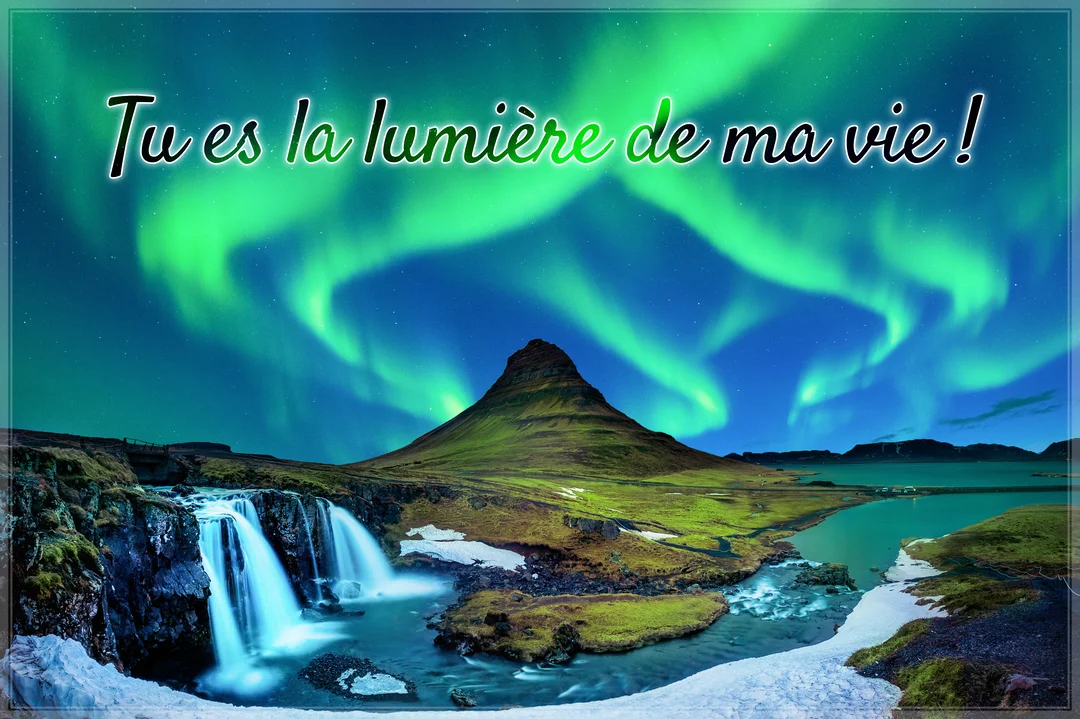 Un paysage nocturne grandiose est illuminé par une aurore boréale verte au-dessus d'une montagne, avec une cascade au premier plan.