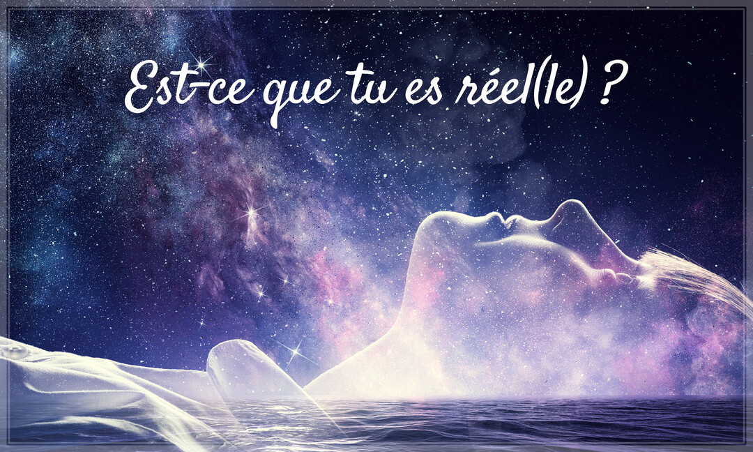 Une silhouette féminine allongée, en double exposition avec un cosmos violet et étoilé, semble flotter au-dessus d'un océan sous un ciel nocturne.