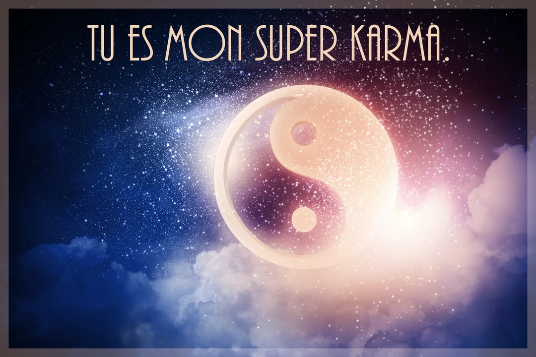 Un symbole Yin et Yang scintillant flotte dans un cosmos étoilé au-dessus de nuages, avec la phrase 'Tu es mon super karma' écrite en haut.