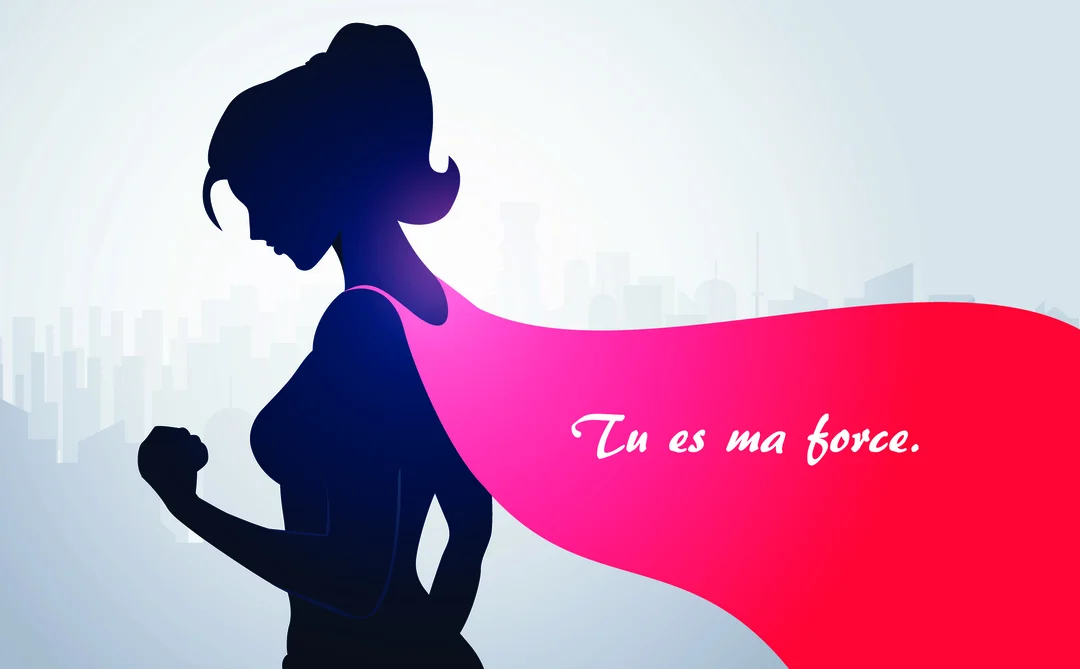 Une silhouette de femme en posture de force, avec une cape rouge flottante, se détache sur un fond de ville stylisé.