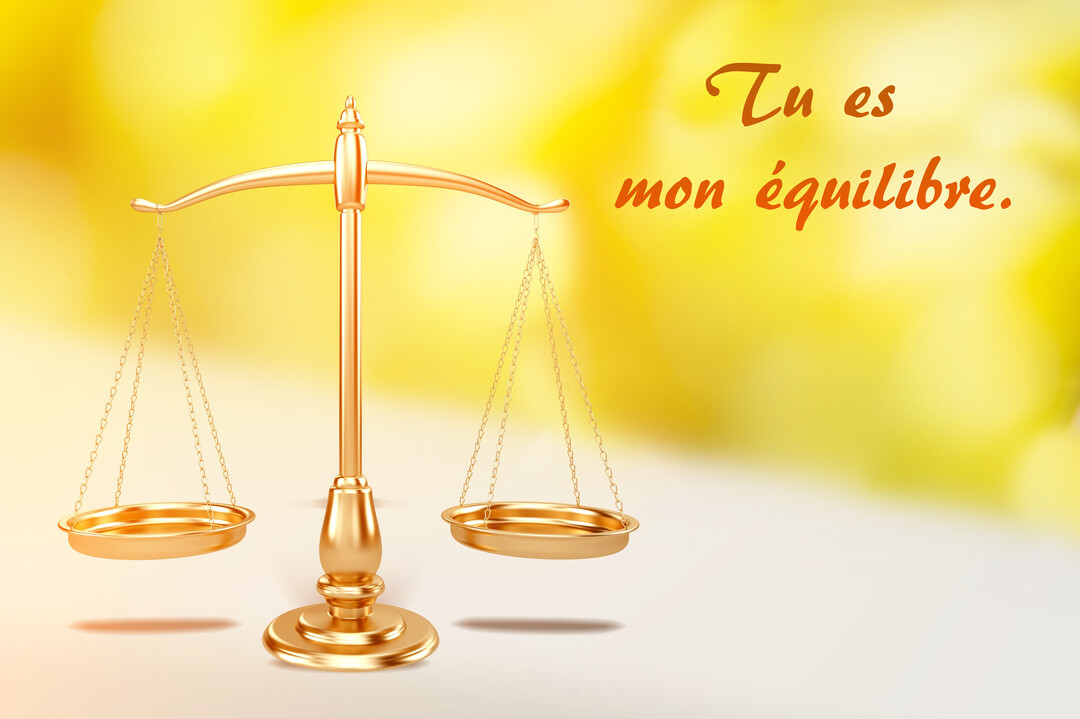 Une balance de justice dorée aux plateaux vides, parfaitement équilibrée, se détache sur un fond abstrait et lumineux dans les tons de jaune et blanc.