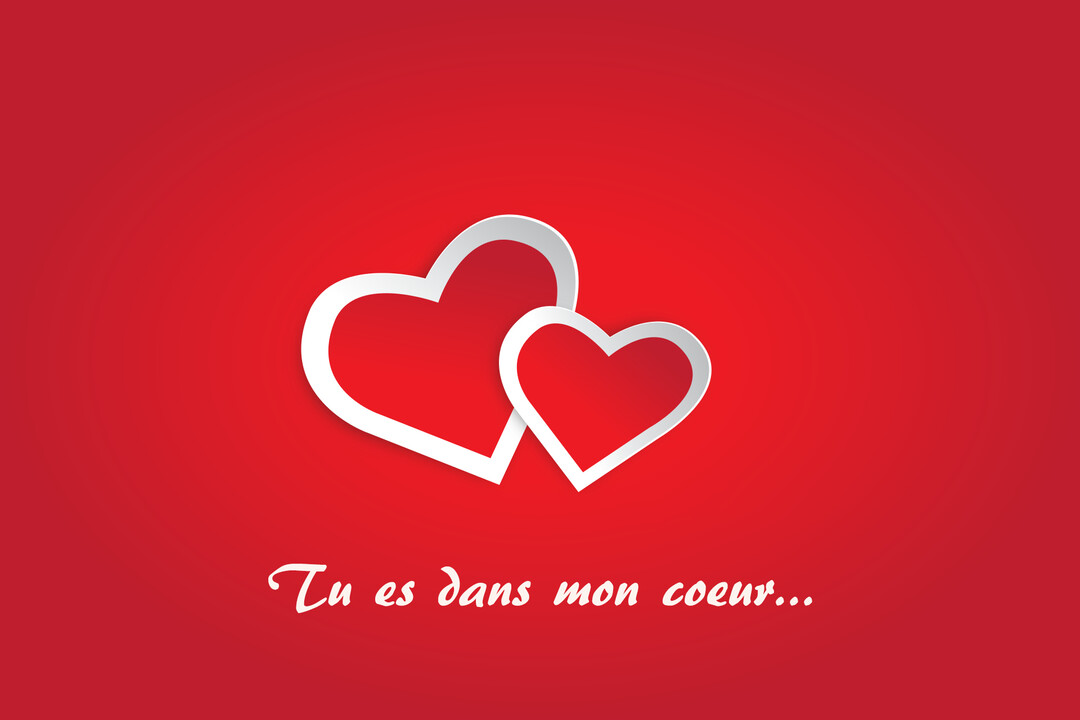 Sur un fond rouge uni, deux cœurs blancs stylisés avec un effet de relief se superposent au centre, juste au-dessus du texte 'Tu es dans mon cœur...'.