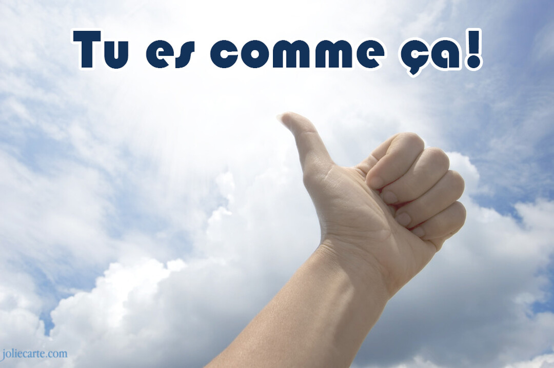 Une main droite avec le pouce levé en signe d'approbation se détache sur un ciel bleu parsemé de nuages blancs et cotonneux.