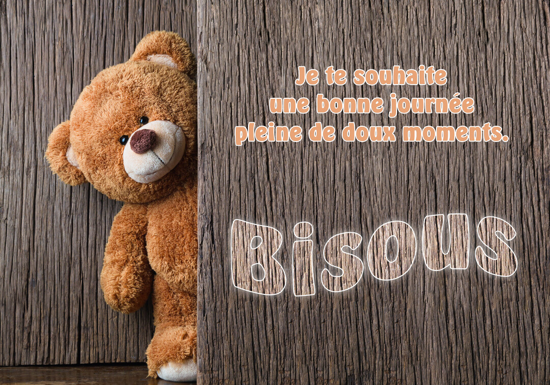 Un ours en peluche brun sourit en jetant un œil derrière une palissade en bois rustique, à côté d'un message affectueux.