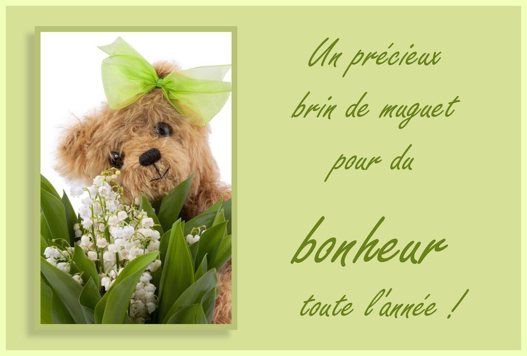 Un ours en peluche marron avec un ruban vert regarde derrière un bouquet de muguet, sur un fond vert pâle avec du texte.