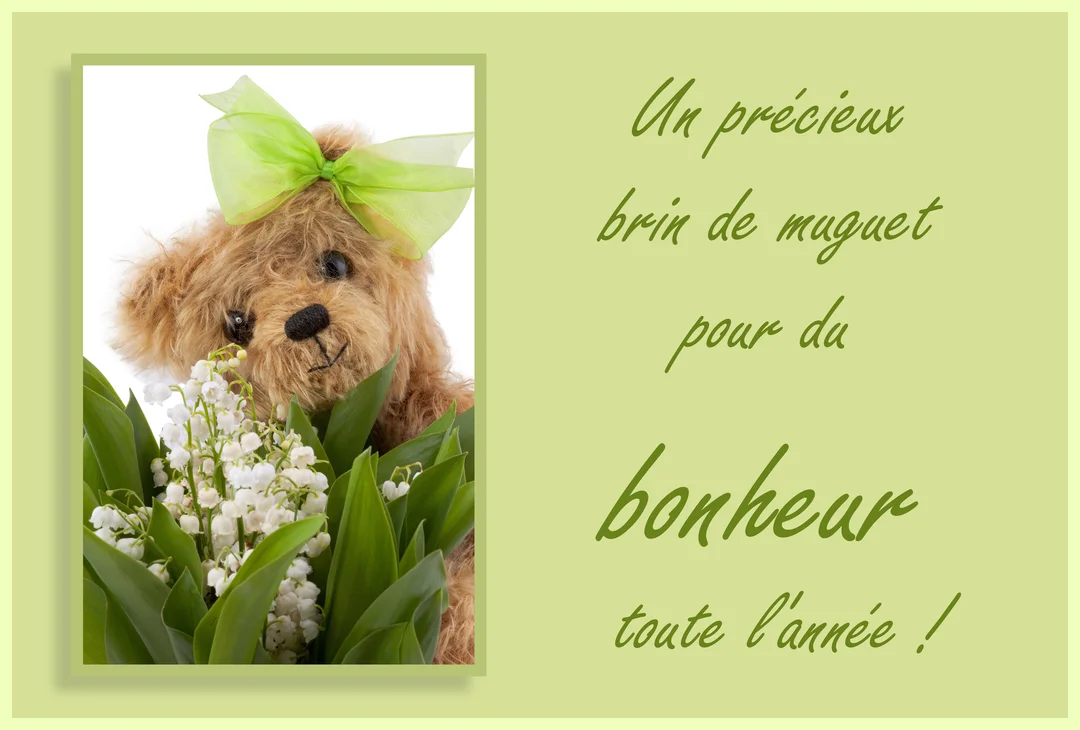 Un ours en peluche marron avec un ruban vert regarde derrière un bouquet de muguet, sur un fond vert pâle avec du texte.