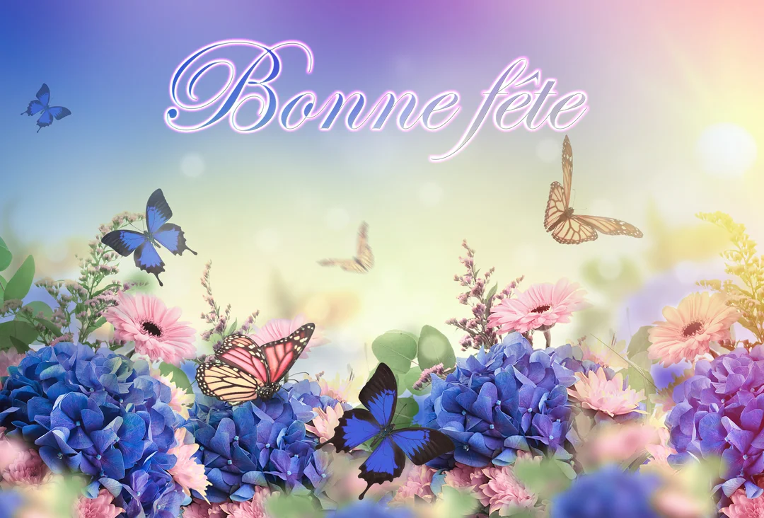 Un parterre de fleurs, avec des hortensias bleus et des gerberas roses, est survolé par plusieurs papillons sous un ciel pastel ensoleillé.