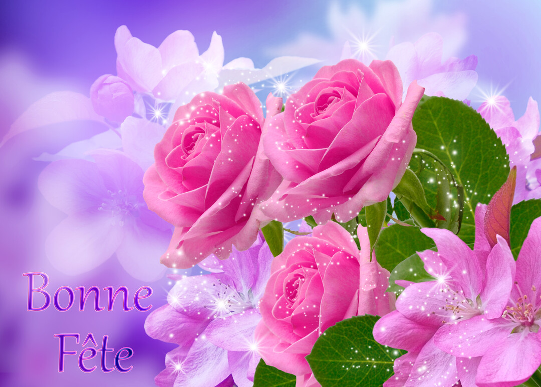 Une composition florale avec trois roses roses au premier plan, entourées de fleurs mauves et de feuilles vertes, sur un fond violet scintillant.