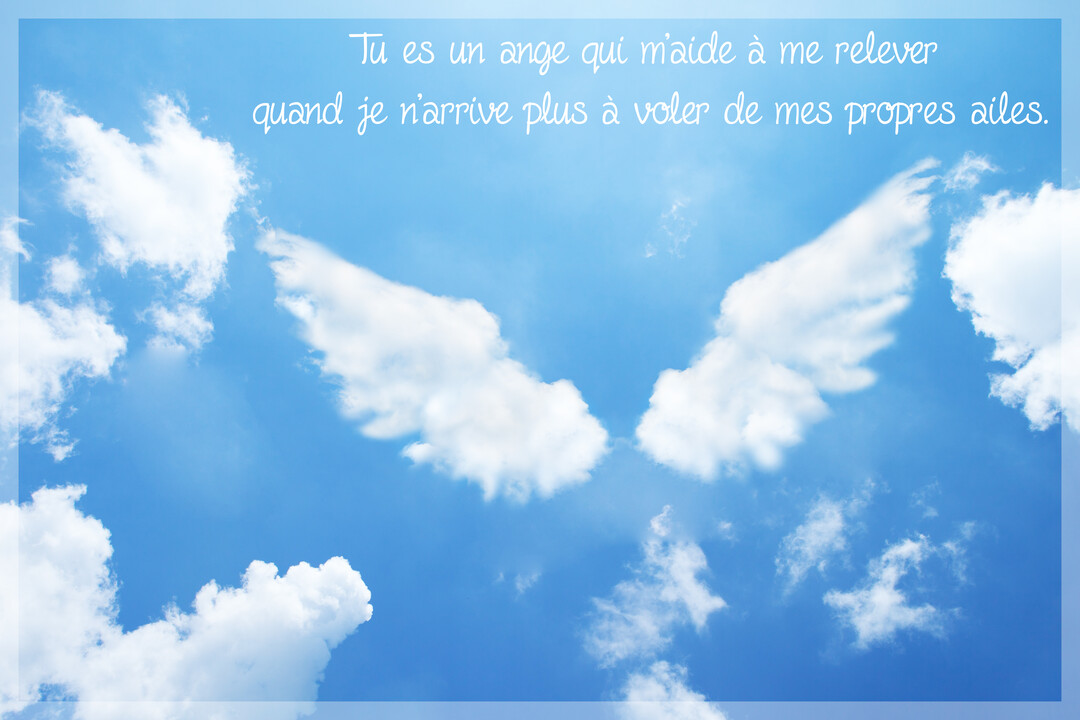 Sur un fond de ciel bleu parsemé de nuages blancs, deux nuages centraux ont la forme d'ailes d'ange déployées, surplombant une citation.