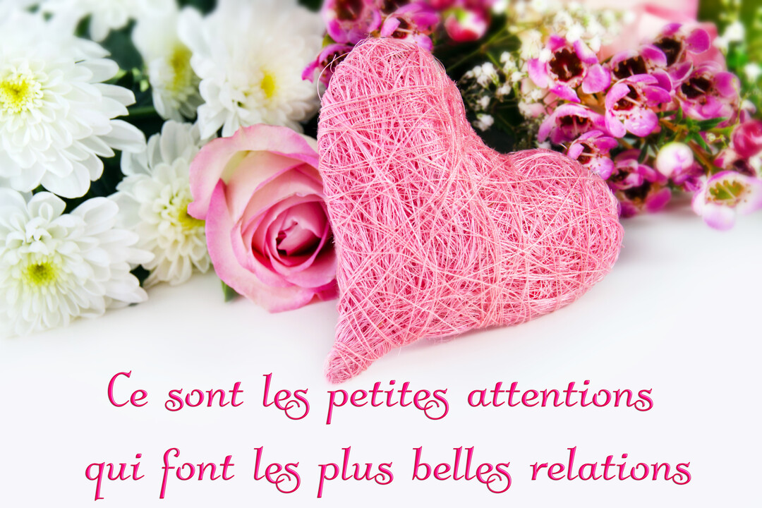 Composition florale avec des chrysanthèmes blancs, une rose rose et un cœur rose tressé, sur un fond blanc avec une citation inspirante.