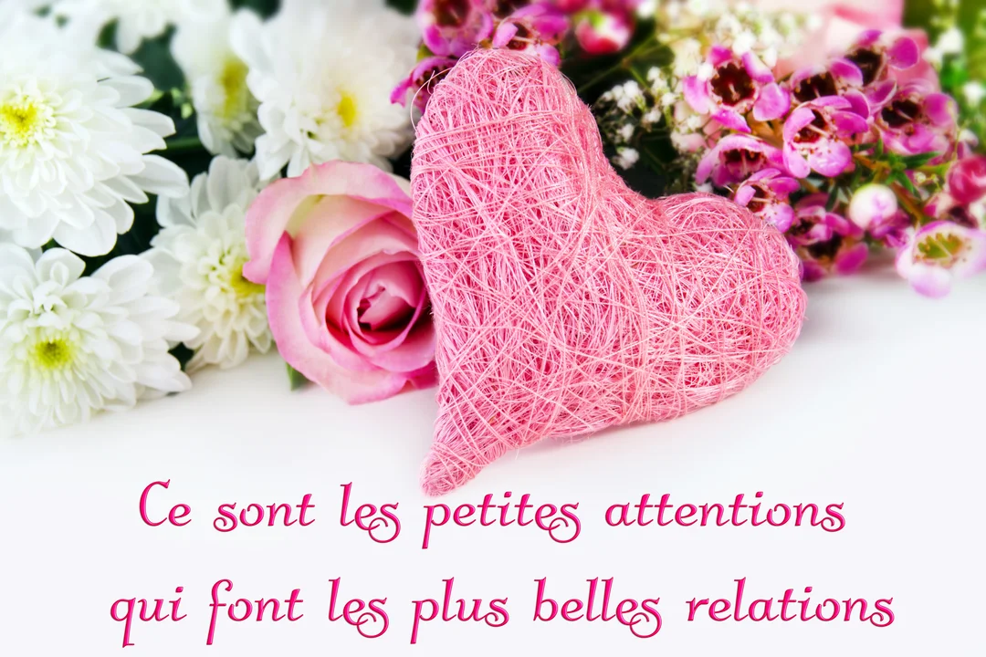 Composition florale avec des chrysanthèmes blancs, une rose rose et un cœur rose tressé, sur un fond blanc avec une citation inspirante.