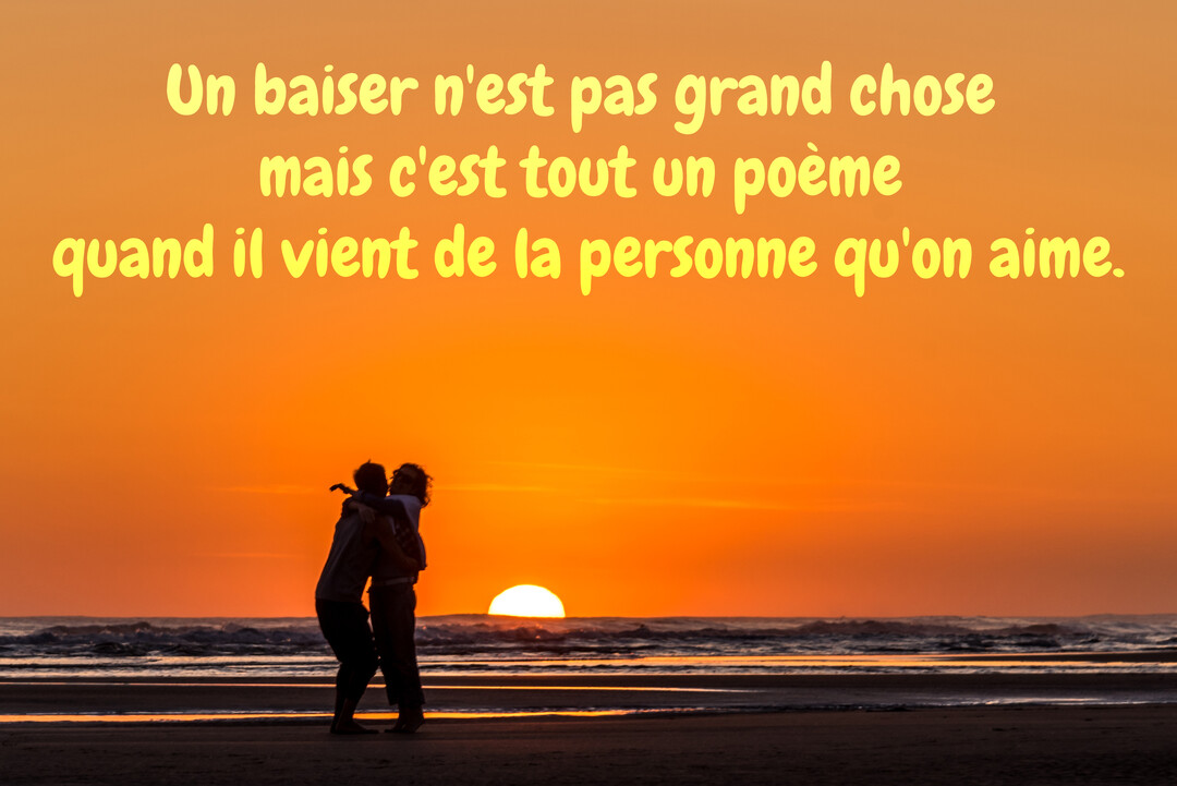Au crépuscule, la silhouette d'un couple s'étreint tendrement sur une plage, devant un soleil orange se couchant sur l'océan scintillant.