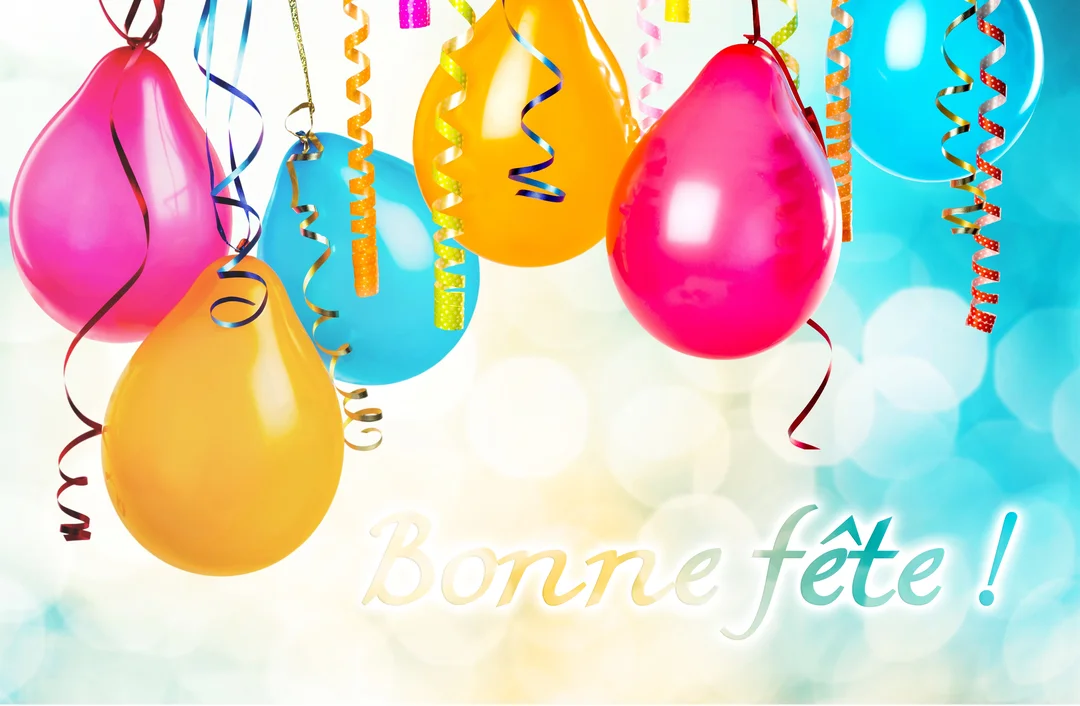 Des ballons de fête multicolores et des serpentins pendent en haut de la carte, sur un arrière-plan flouté avec l'inscription 'Bonne fête !'.